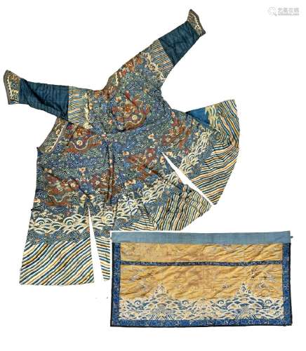 Chine, XIXe siècleLot comprenant une robe en soie brodée et ...
