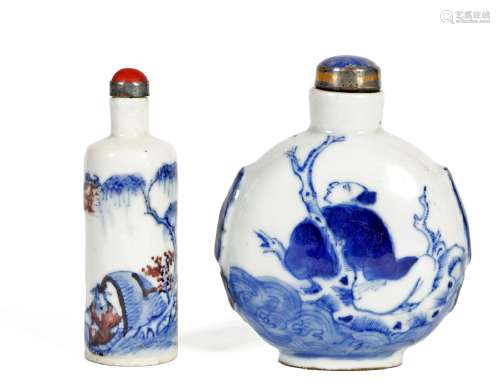 Chine, XIXe siècleDeux snuff bottles en porcelaine à décor e...
