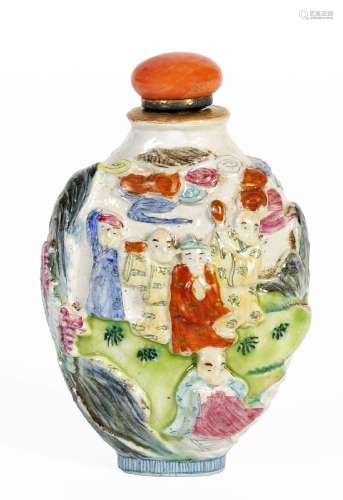 Chine, XIXe siècleSnuff bottle en porcelaine moulée à décor ...