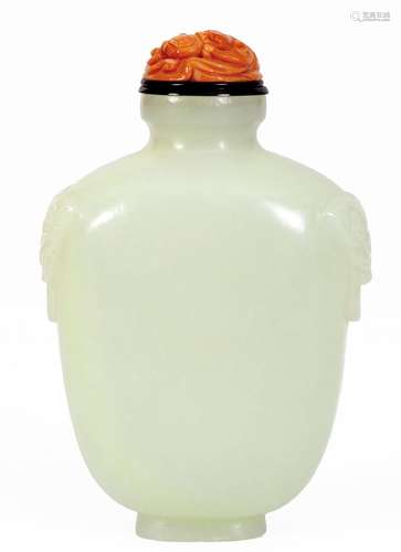 Chine, XIXe siècleSnuff bottle en jade pâle, les anses sculp...