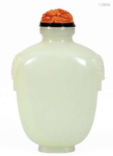 Chine, XIXe siècleSnuff bottle en jade pâle, les anses sculp...