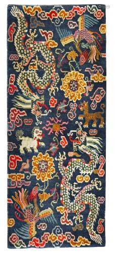Chine, XIXe siècleTapis en laine à décor de dragons et anima...