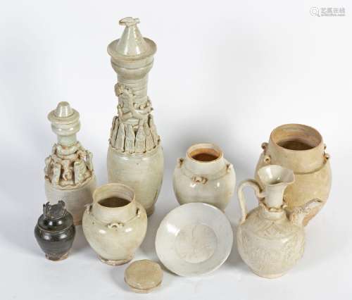 Chine,Ensemble de six vases, une verseuse, une coupe, et une...