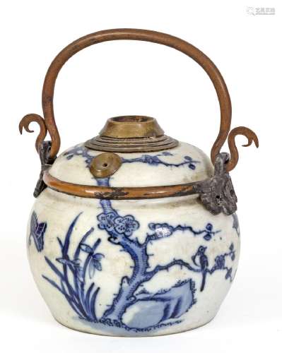 Chine, XIXe siècle, pour le VietnamPipe à eau en porcelaine ...