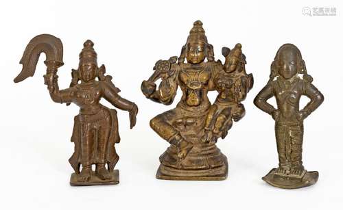 Inde, XVIIIe siècleLot de trois divinités en bronzeHauteurs ...