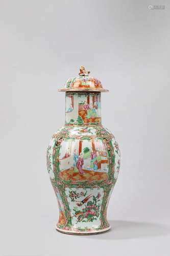 A Canton porcelain vase with cover. Cina, late 19th century