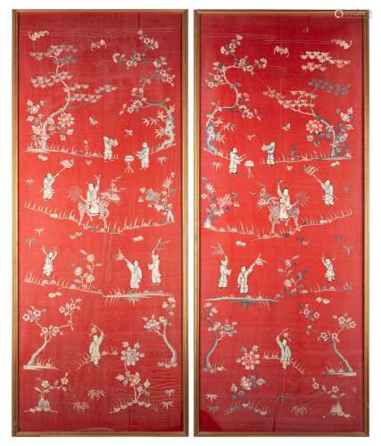 A pair of silk embroidered panels. Cina, late Qing dynasty