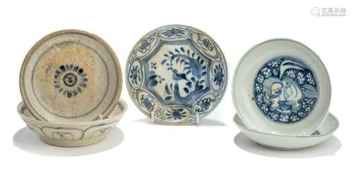 □ THREE CHINESE BLUE AND WHITE SAUCER DISHES