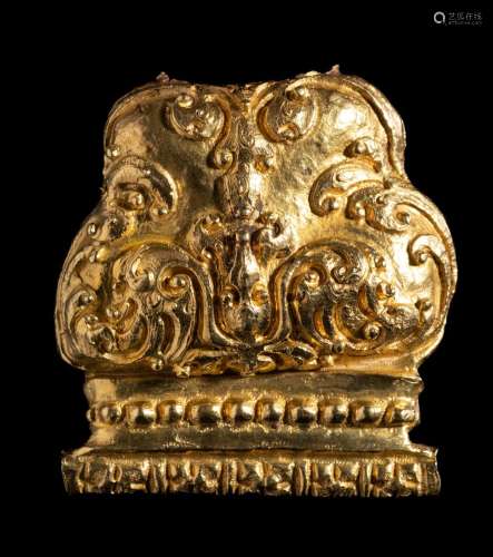 A FRAGMENTARY GOLD REPOUSSE 'TIGER CLAW' PENDANT