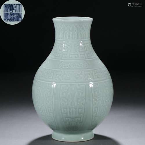 A Chinese Celadon Glaze Bottle Vase
