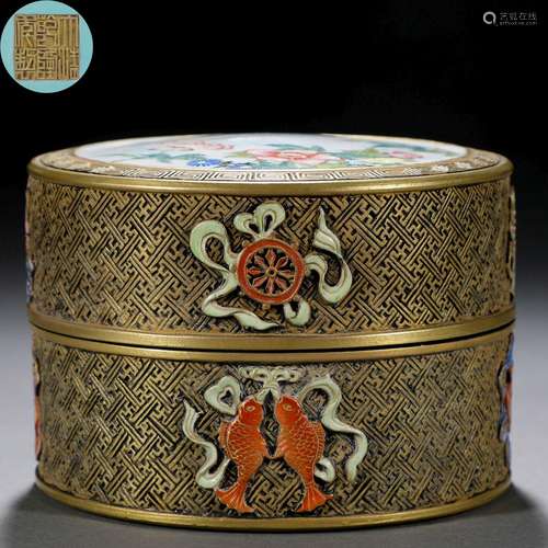 A Chinese Falangcai and Girt Circular Box with Cover