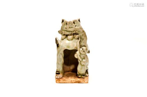 北齐青瓷点褐彩狮子坐像