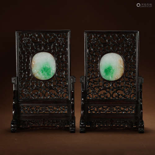 A PAIR OF CHINESE QING DYNASTY RED SANDALWOOD INLAID JADE SC...