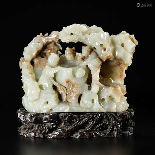 CHINESE QING DYNASTY HETIAN JADE ORNAMENTS