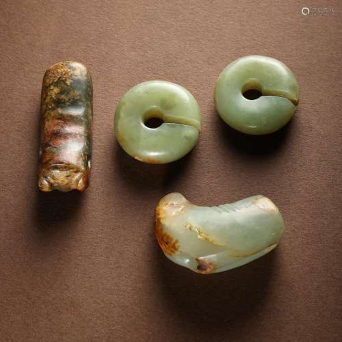 A SET OF ANCIENT CHINESE HETIAN JADE