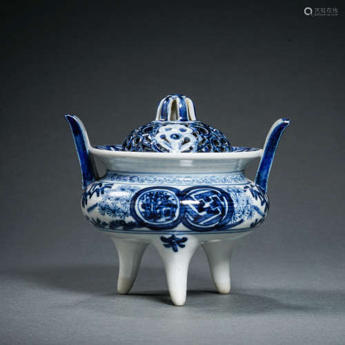 CHINESE QING DYNASTY BLUE AND WHITE THREE-LEGGED STOVE