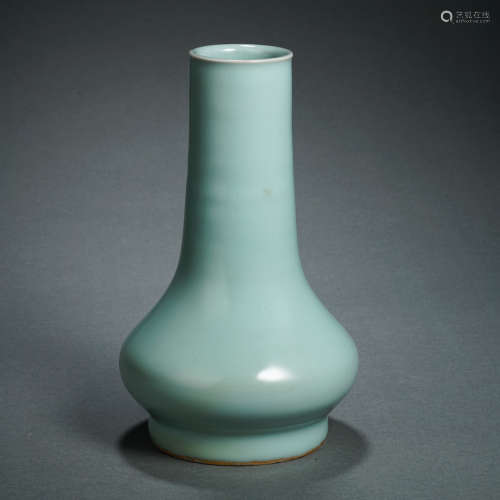 SOUTHERN SONG LONGQUAN CELADON-GLAZED LONG NECK VASE