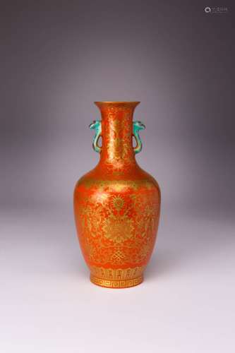 A CHINESE GILT-DECORATED AND CORAL-GROUND VASE LATE QING DYN...