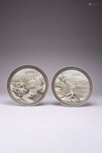 A FINE PAIR OF CHINESE EN GRISAILLE `WINTER LANDSCAPE` DISHE...