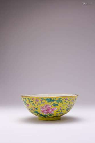 A CHINESE FAMILLE ROSE YELLOW-GROUND `FLORAL` BOWL SIX CHARA...