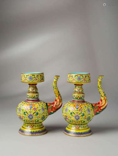 AN EXCEPTIONAL AND RARE PAIR OF CHINESE IMPERIAL YELLOW-GROU...