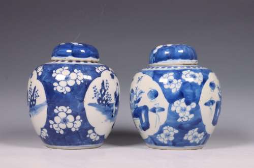 China, twee blauw-wit porseleinen gemberpotten en deksels, 1...
