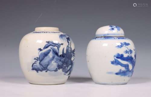 China, twee blauw-wit porseleinen gemberpotten, 19e eeuw,