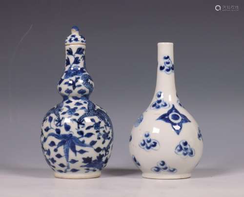 China, twee kleine blauw-wit porseleinen vaasjes, 19e eeuw,