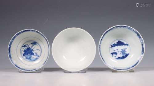 China, drie blauw-wit porseleinen kommen, 19e/ 20e eeuw,