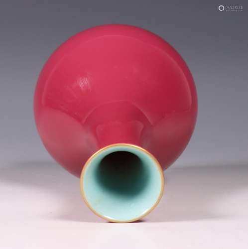 China, rosegeglazuurde porseleinen vaas, 20e eeuw,
