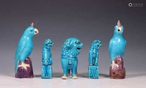 China, vijf turquoise-geglazuurde porseleinen figuren, moder...