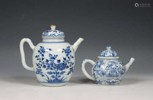 China, twee blauw-wit porseleinen theepotten en deksels, 18e...