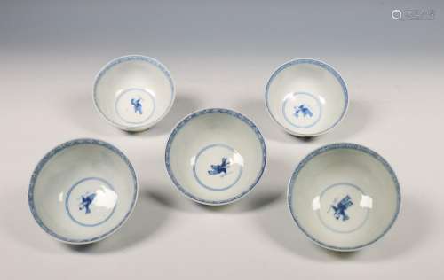 China, set van vijf blauw-wit porseleinen koppen, Kangxi per...