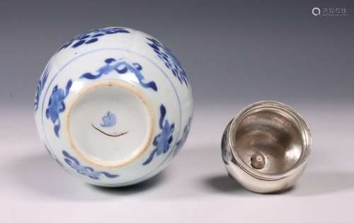 China, zilvergemonteerde blauw-wit porseleinen theebus, Kang...