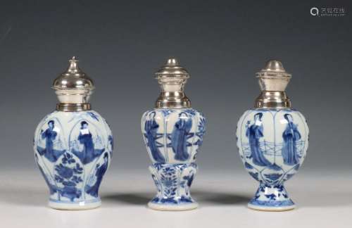 China, drie zilvergemonteerde blauw-wit porseleinen theebusj...