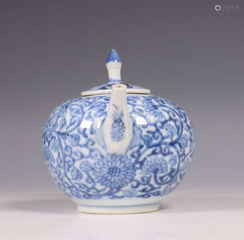 China, blauw-wit porseleinen theepot en deksel, 18e eeuw,