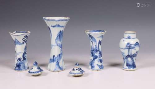 China, vier blauw-wit porseleinen vaasjes, 18e eeuw,