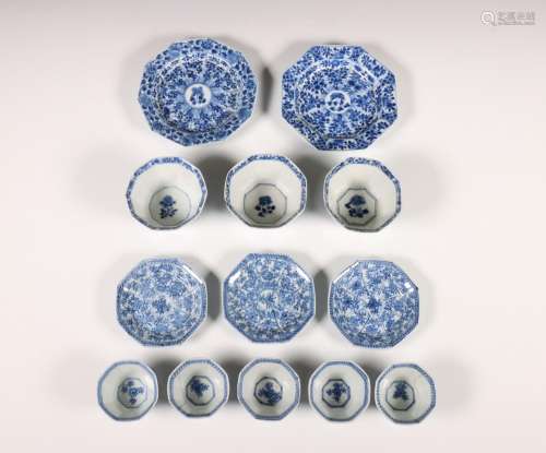 China, collectie blauw-wit porseleinen kantige koppen en sch...