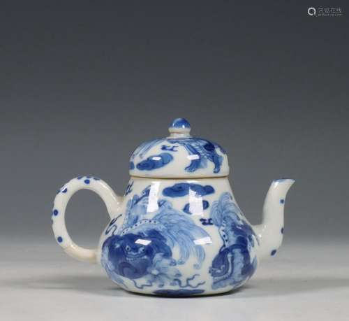 China, klein blauw-wit porseleinen shishi theepotje en dekse...