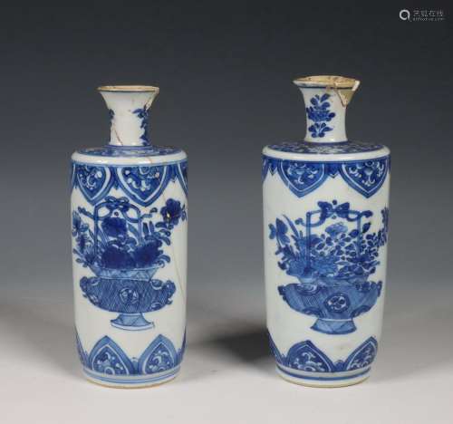 China, twee blauw-wit porseleinen vaasjes, Kangxi periode (1...
