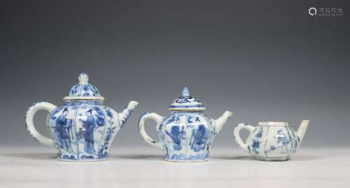 China, drie blauw-wit porseleinen kantige theepotjes en twee...
