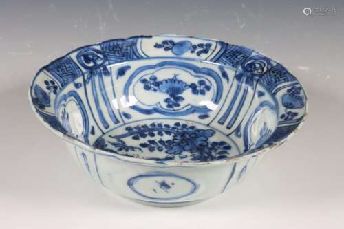 China, blauw-wit kraakporseleinen klapmutskom, Wanli periode...