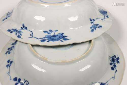 China, paar diepe blauw-wit porseleinen borden, Kangxi perio...