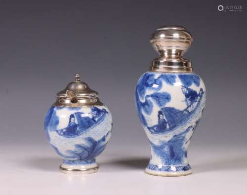China, zilvergemonteerde blauw-wit porseleinen theebus en mo...