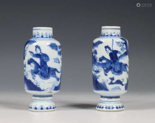 China, paar kleine blauw-wit porseleinen vaasjes, Kangxi per...