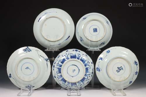 China, vijf blauw-wit porseleinen borden, Kangxi en Qianlong...