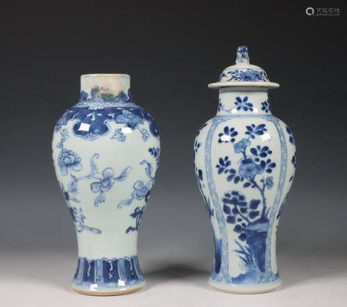 China, twee blauw-wit porseleinen balustervazen, Qianlong pe...