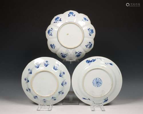 China, drie verschillende blauw-wit porseleinen borden, Kang...