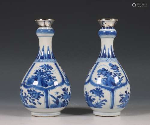 China, paar zilvergemonteerde blauw-wit porseleinen vaasjes,...