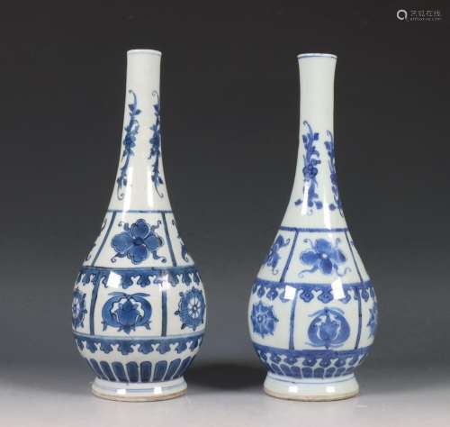 China, paar blauw-wit porseleinen vazen, Kangxi periode (166...